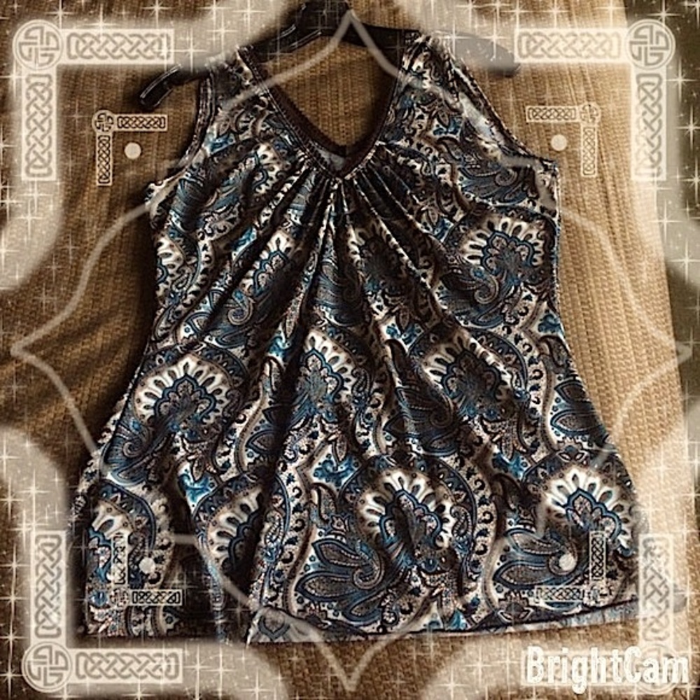 🚨 🥷 Bohemian paisley print medium poly top w/ V-neck